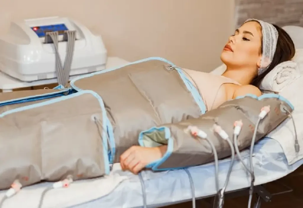 La Presoterapia es una técnica que consiste en aplicar presión positiva en determinados tejidos, lo cual ayuda a mejorar el drenaje linfático y la circulación venosa.