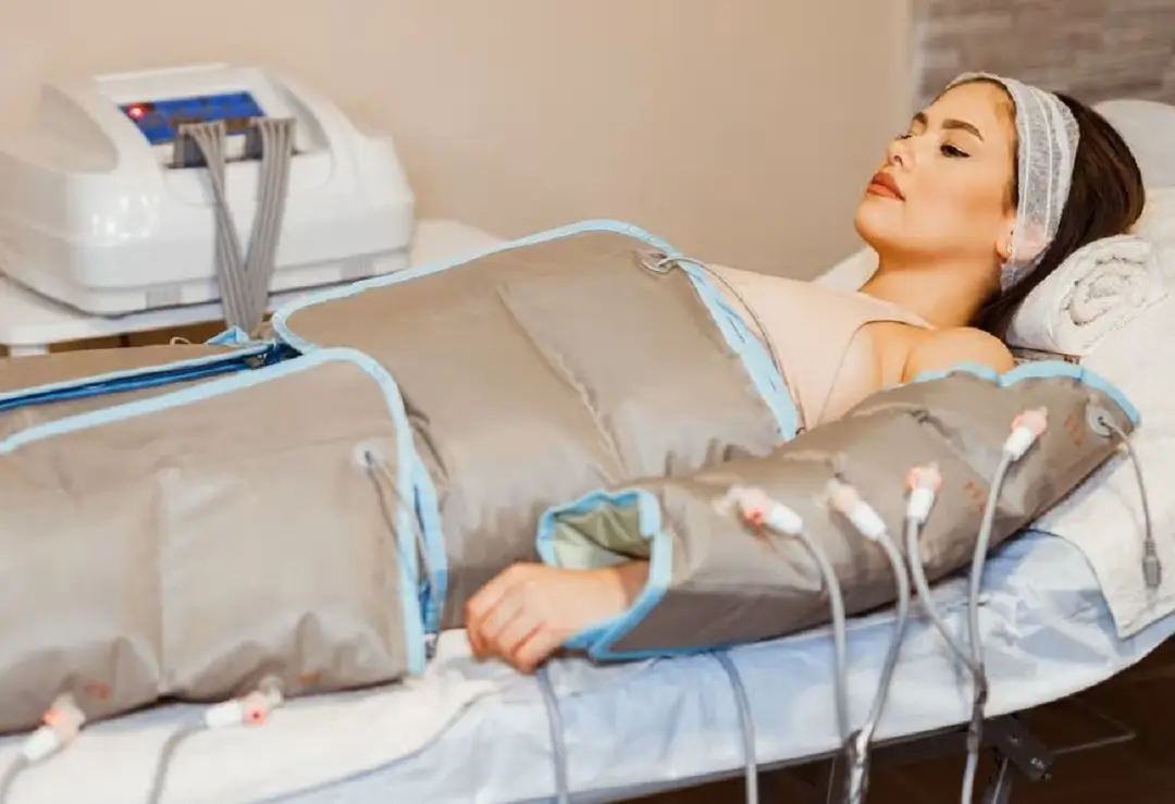 La Presoterapia es una técnica que consiste en aplicar presión positiva en determinados tejidos, lo cual ayuda a mejorar el drenaje linfático y la circulación venosa.